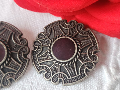 Duo gros boutons vintage en métal  3 cm coeur lie de vin pied D5P