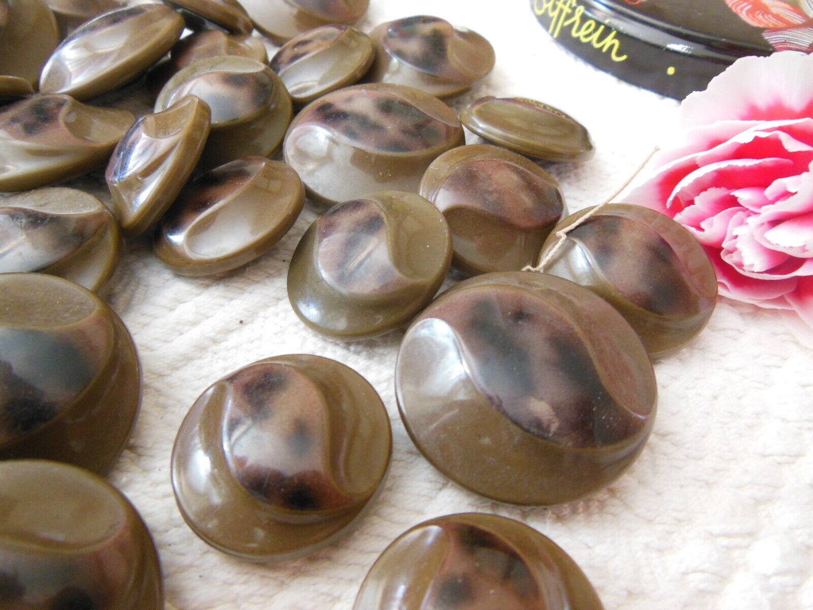 Lot gros boutons anciens en celluoid marron dans boite 2,6 cm à 3,3 cm 
