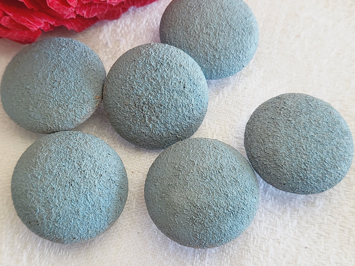 Lot 6 boutons anciens en bois bleu texturé à pied  2,2 cm ref 2049