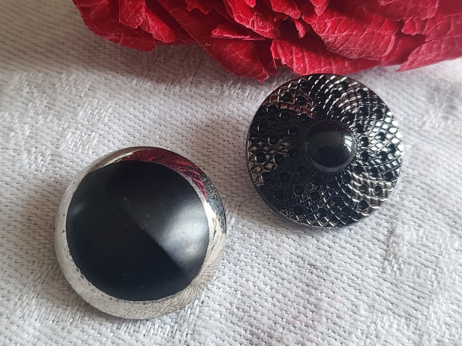 Duo boutons anciens en verre noir et argenté à pied diamètre 1,8 cm G15F