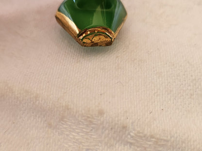bouton ancien en verre laiteux vert 2,1 sur 1,7 cm D8K