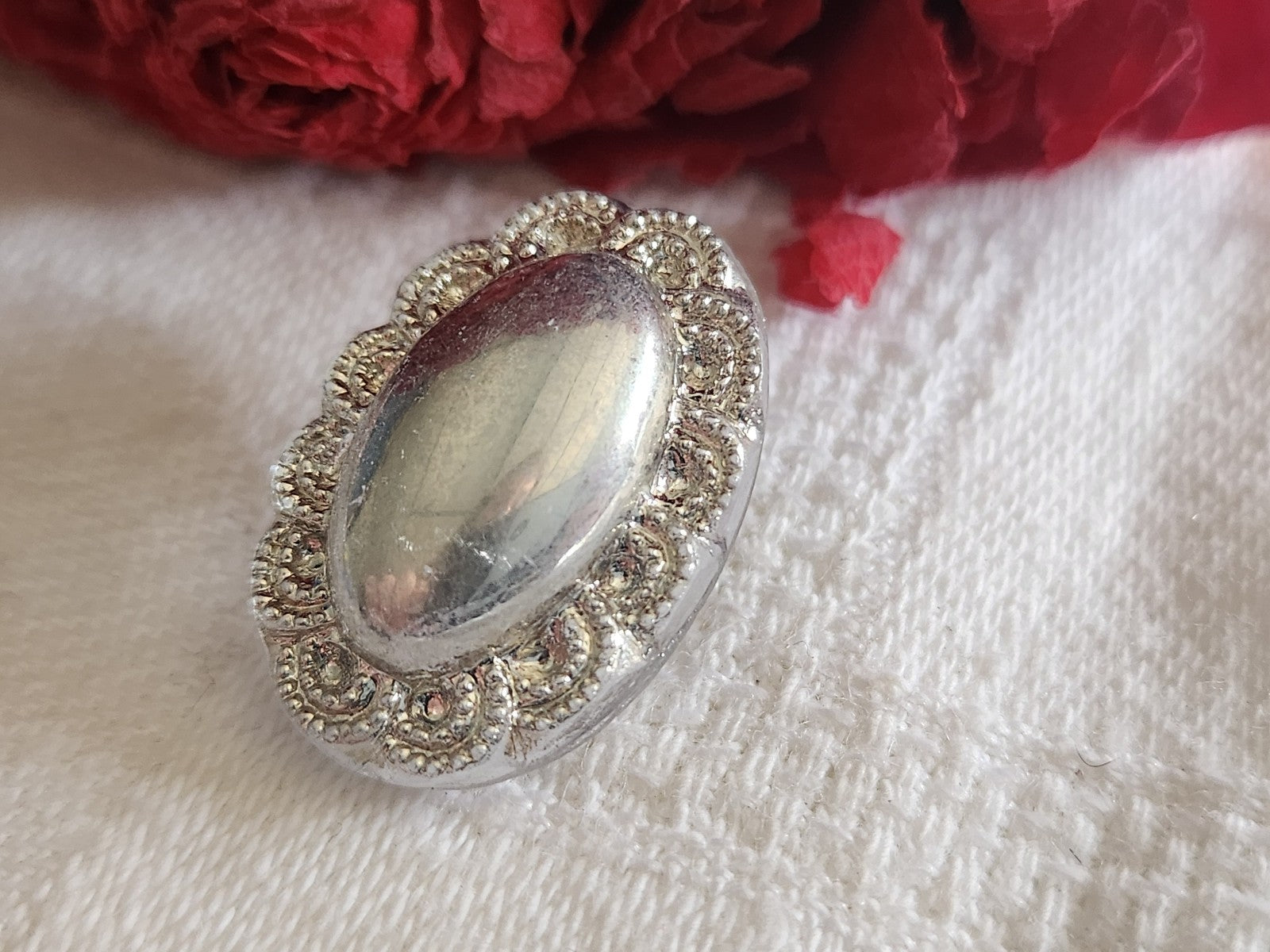Bouton vintage en verre argenté ovale 1,6 sur 2,3 cm G7R