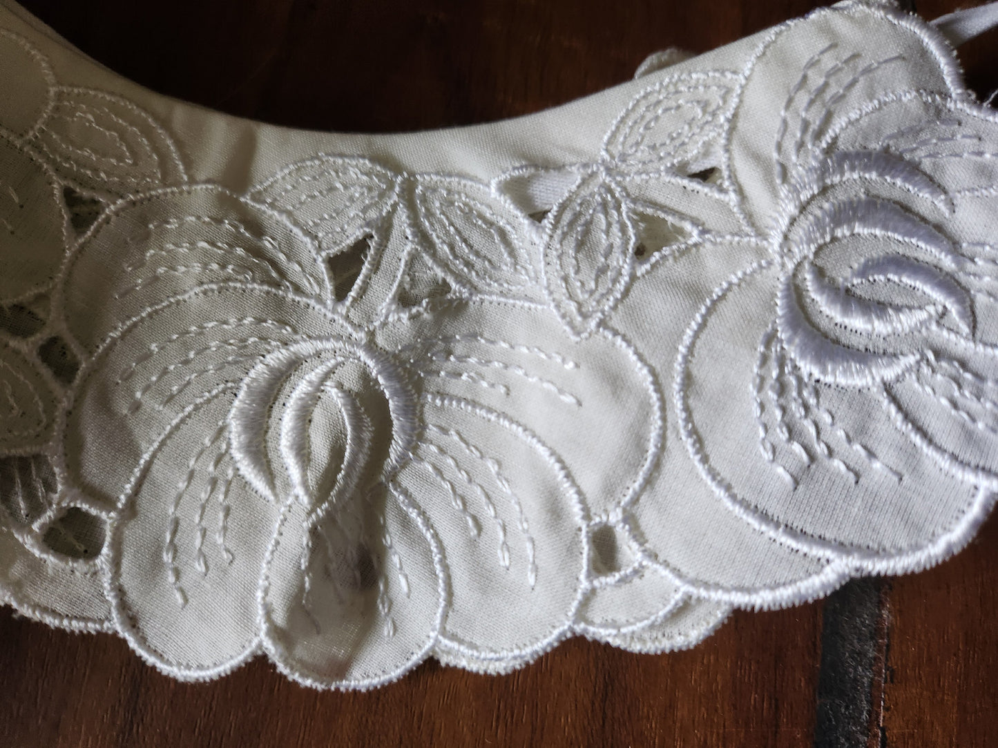 Ancien  col en tissu broderie de fleur en relief teinte écrue B1-63