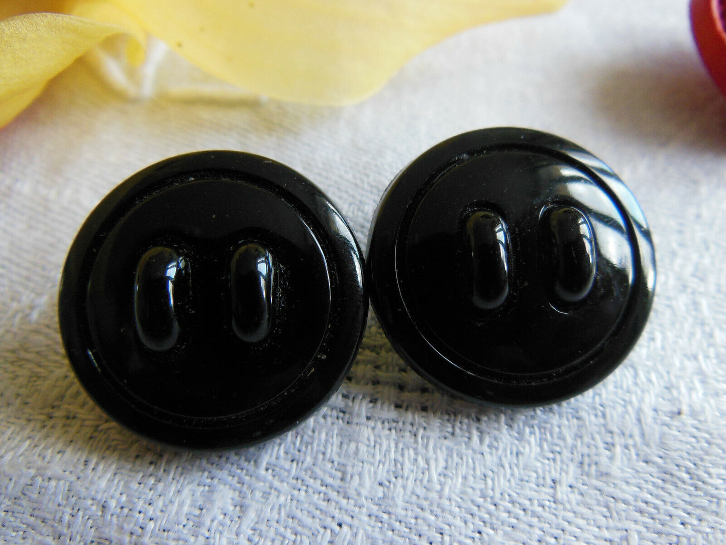 Duo boutons anciens en verre noir gros travaillé   à pied diamètre 2,2 cm D14Q