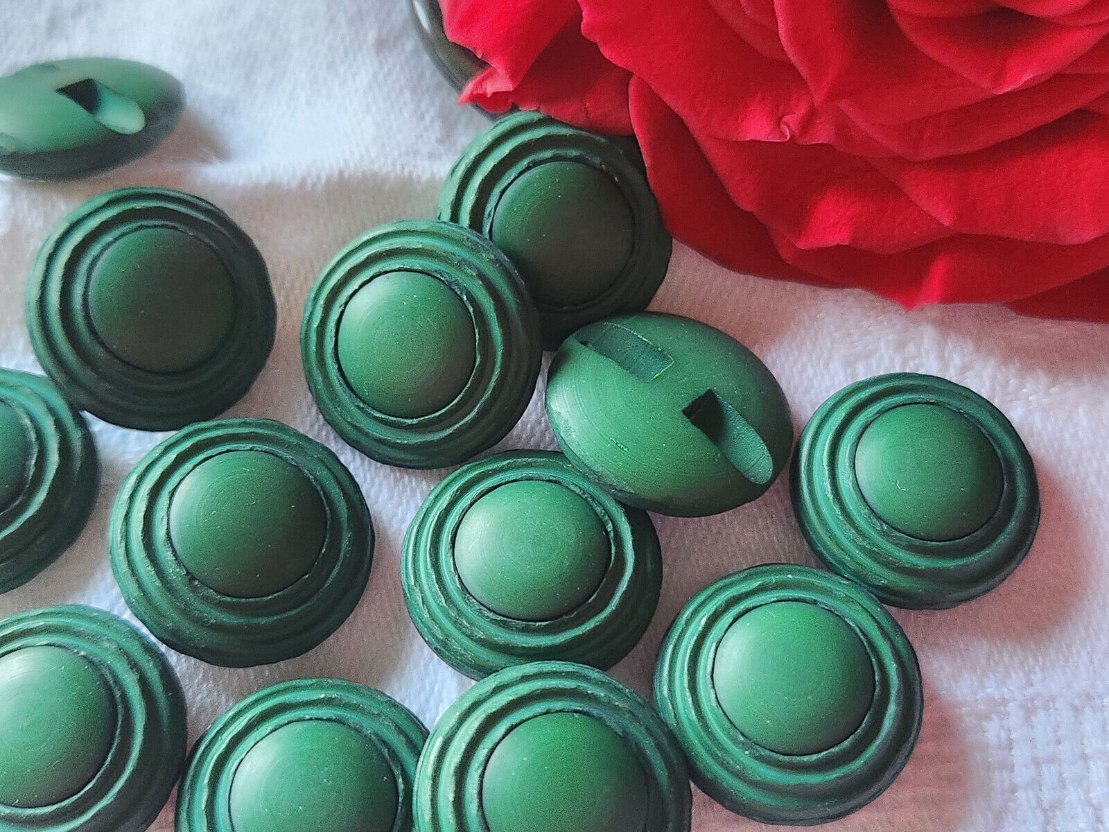 Lot 10  boutons vintage vert foncé  mat pied 1,7 cm ref 1834