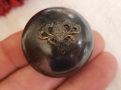 Enorme bouton vintage en métal bombé blason 3,5 cm pied ref 5852
