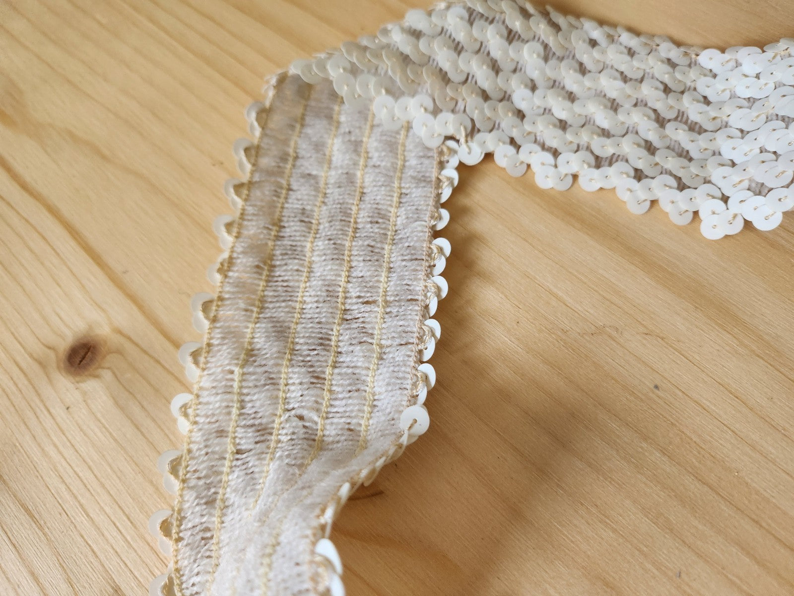 Ancien galon vintage sequin blanc légèrement élastique large récup 92 cm T9