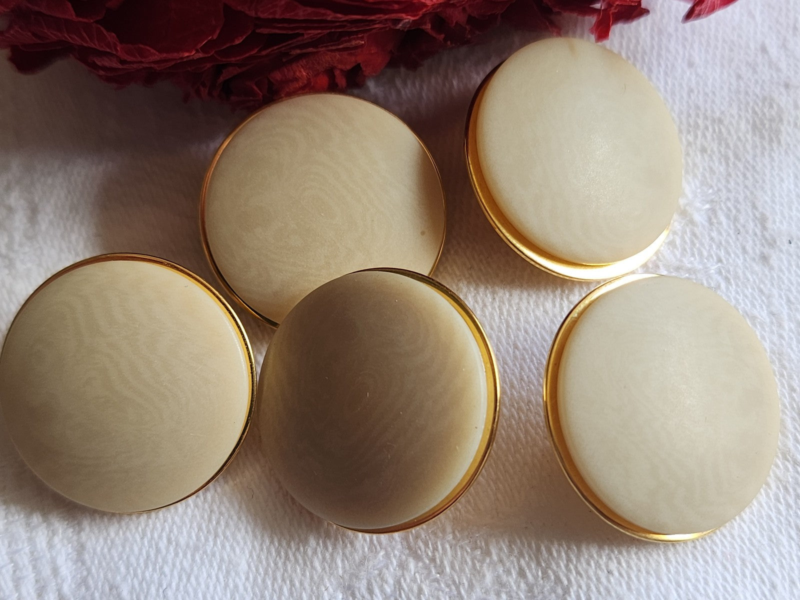 Lot 5  boutons vintage marron trés clair veiné doré 2,1 cm ref 1331
