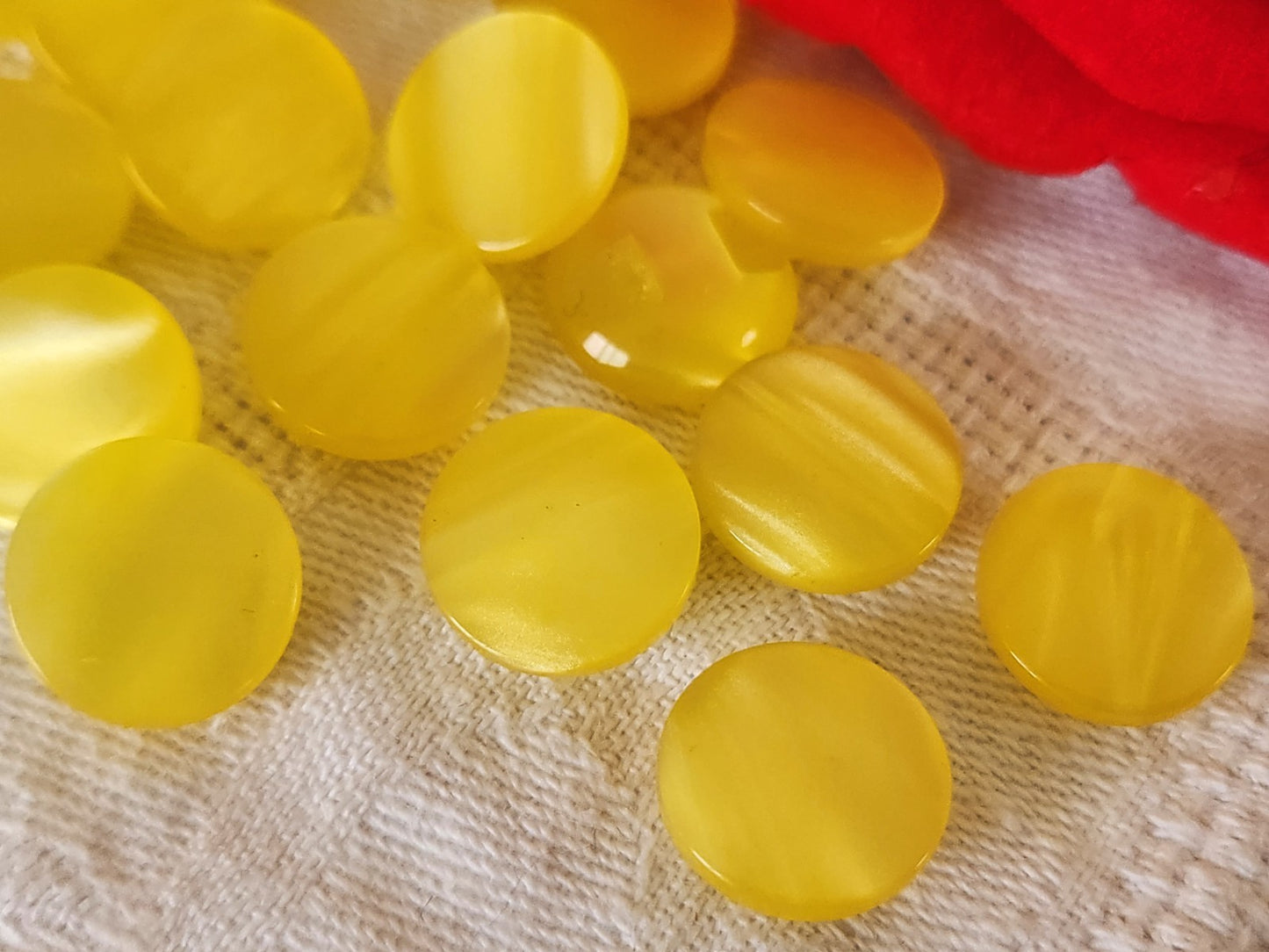 lot 18 petits boutons vintage jaune lumineux pied 1,3 cm ou 13 mm ref 6426