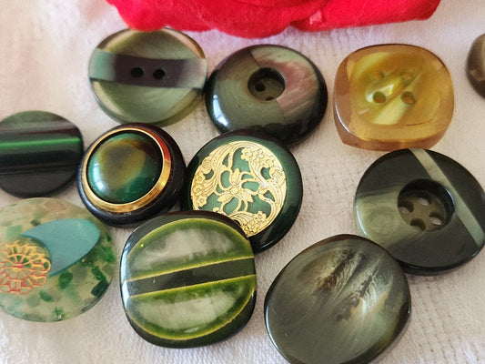Lot 10 boutons vintage panaché assortiment vert joli 1,7 à 2,4 cm ref 3847