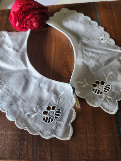 Ancien  col en tissu broderie lumineuse  en relief blanc B1-64