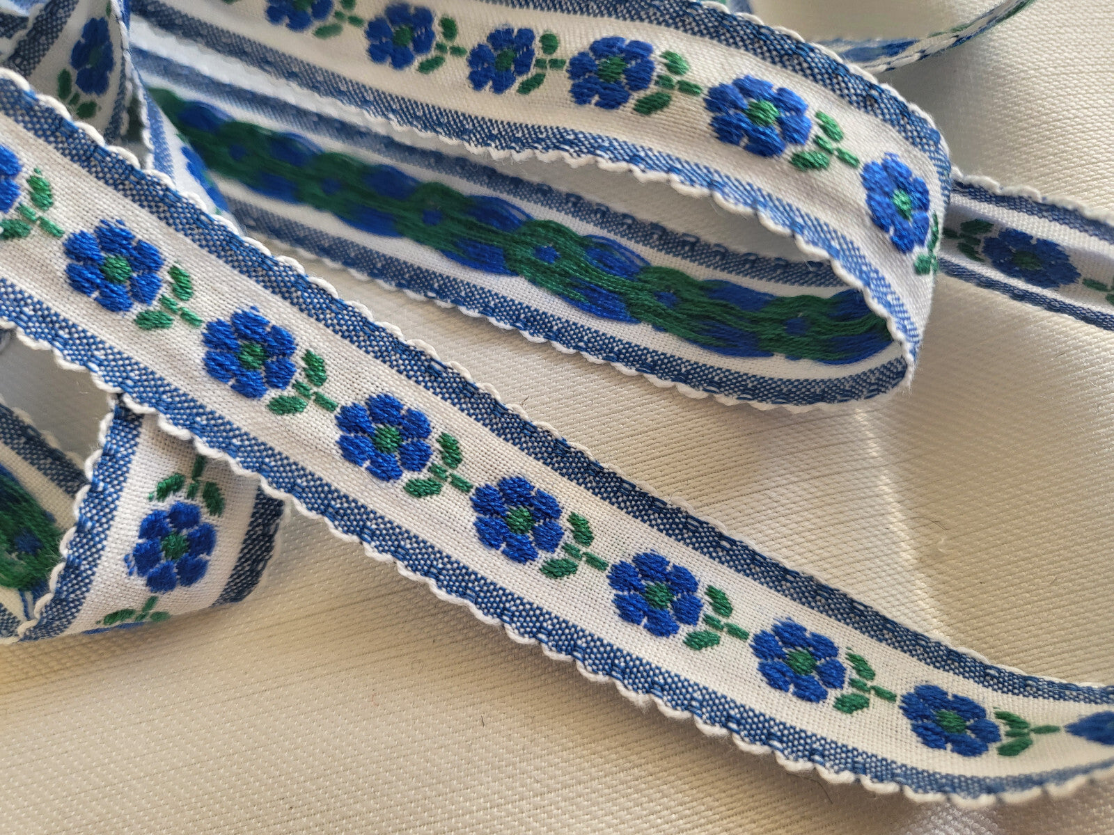 Galon fleur blanc bleu shabby champêtre  vintage 3 mètres sur 1,6 cm A3