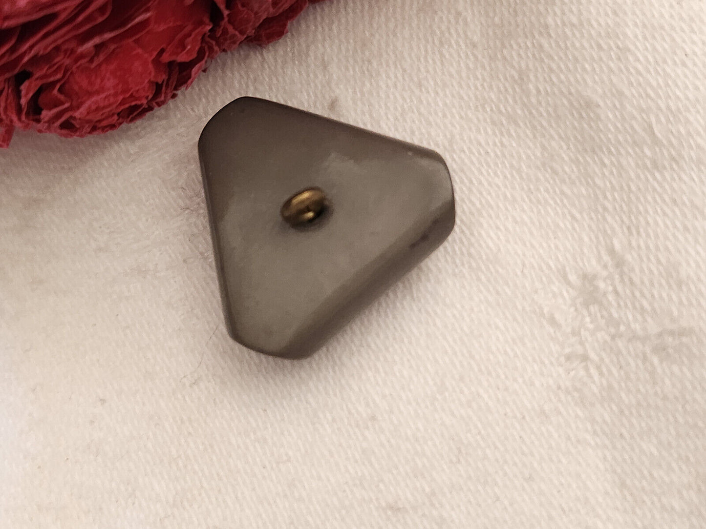 Collection bouton ancien gris volume triangle pied laiton 2,3 cm ref 4727