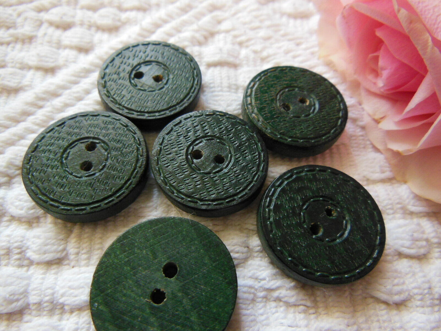 Lot 6 boutons anciens en bois travaillé teinté vert diamètre 2,1 cm ref 415