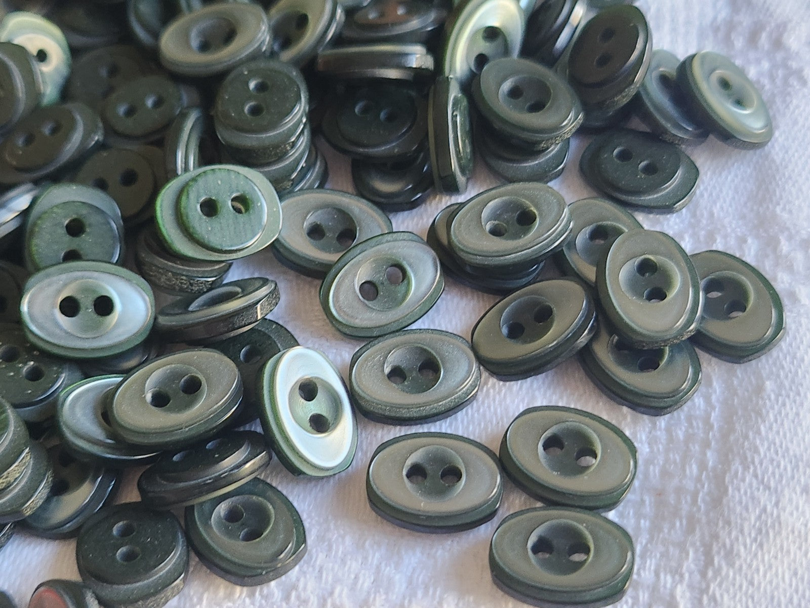 Lot 30 boutons vintage petits vert  gris 0,9 sur 1,2 cm ref 3899