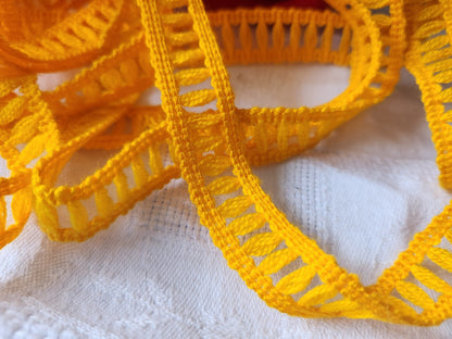 Dentelle vintage jaune echelle 6 mètres sur 1,5 cm A3