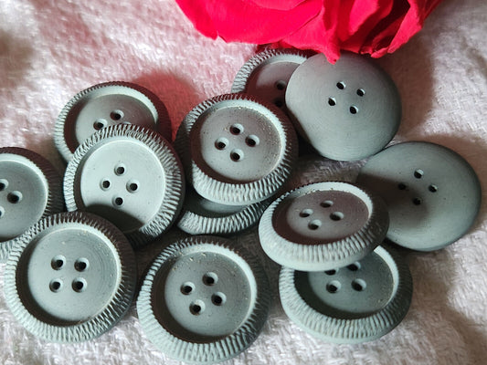 Lot 12 boutons vintage bleu mat strié trous 1,5 cm ref 539