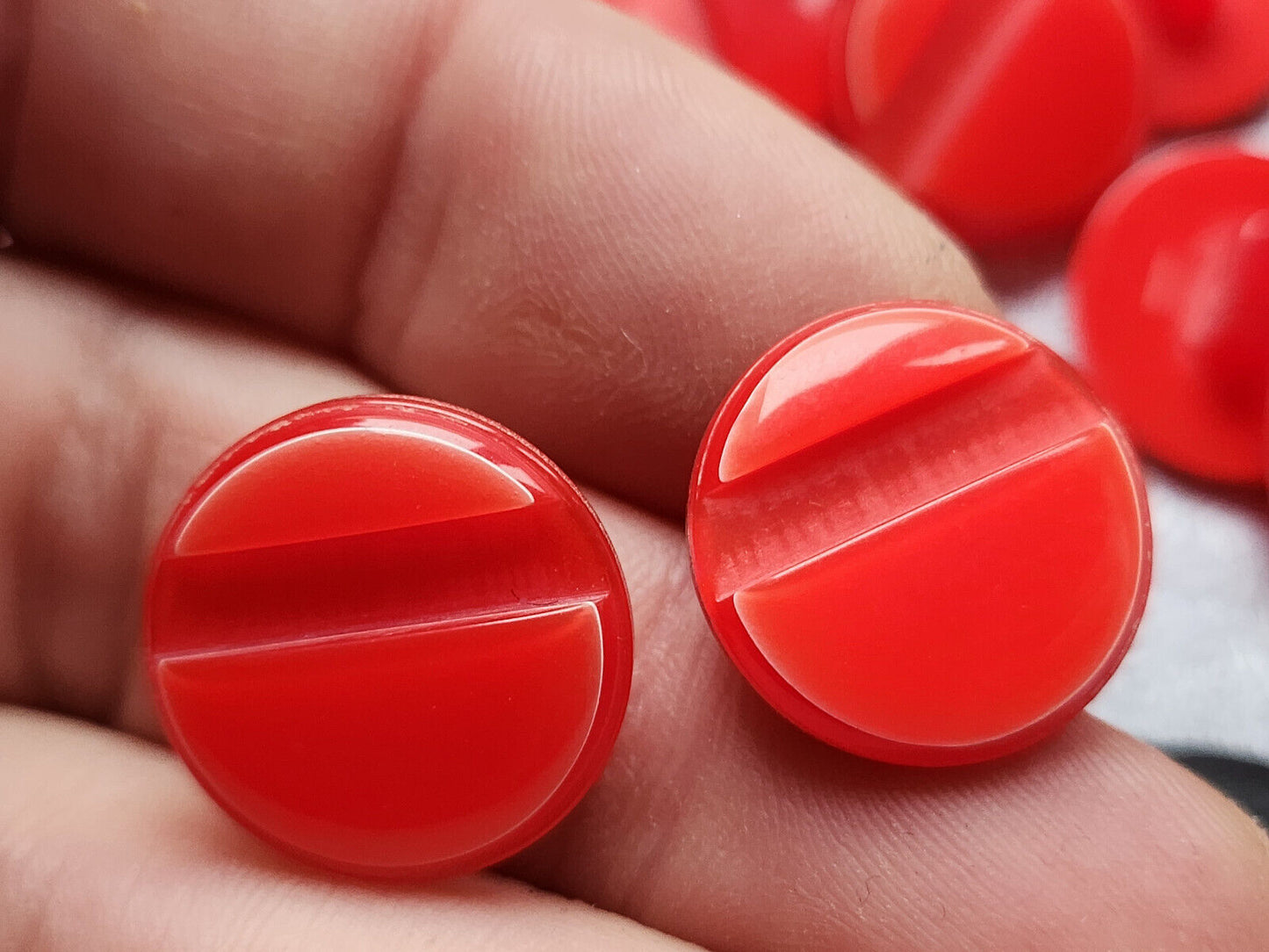 Lot 10 jolis boutons vintage rouge liseré nacré à pied 1,8 cm ref 3529