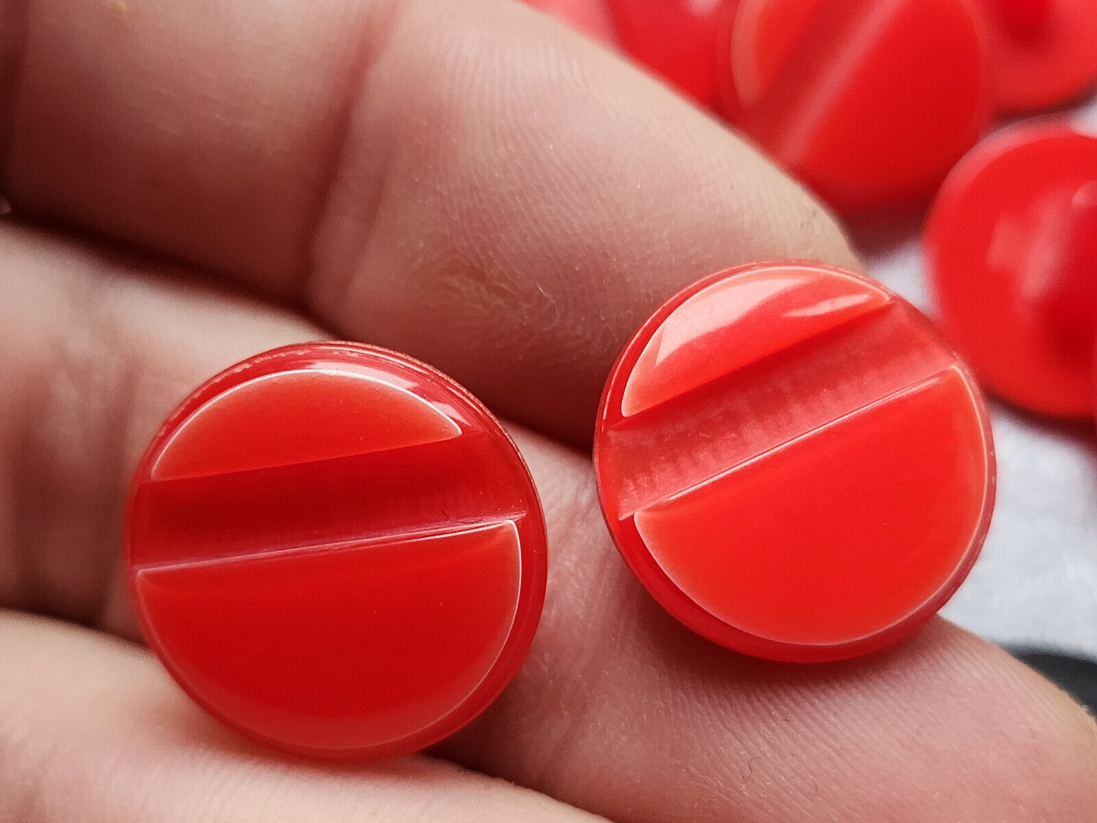 Lot 10 jolis boutons vintage rouge liseré nacré à pied 1,8 cm ref 3529