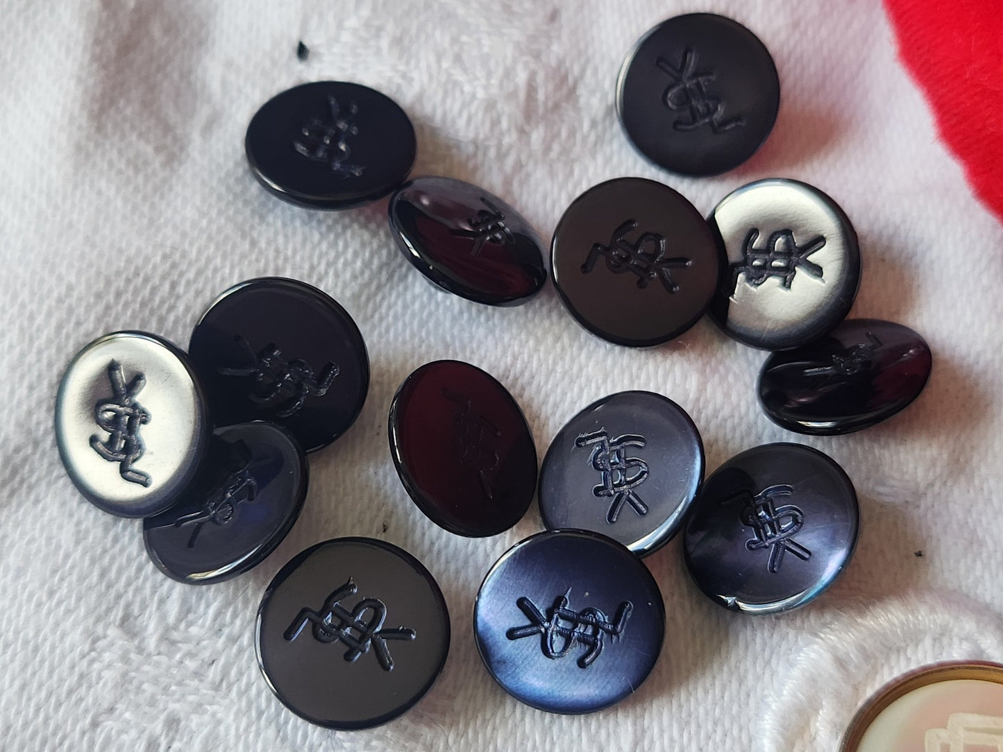 Lot  12  boutons vintage en nacre YSL siglé haute couture 1,1 cm ref 2439