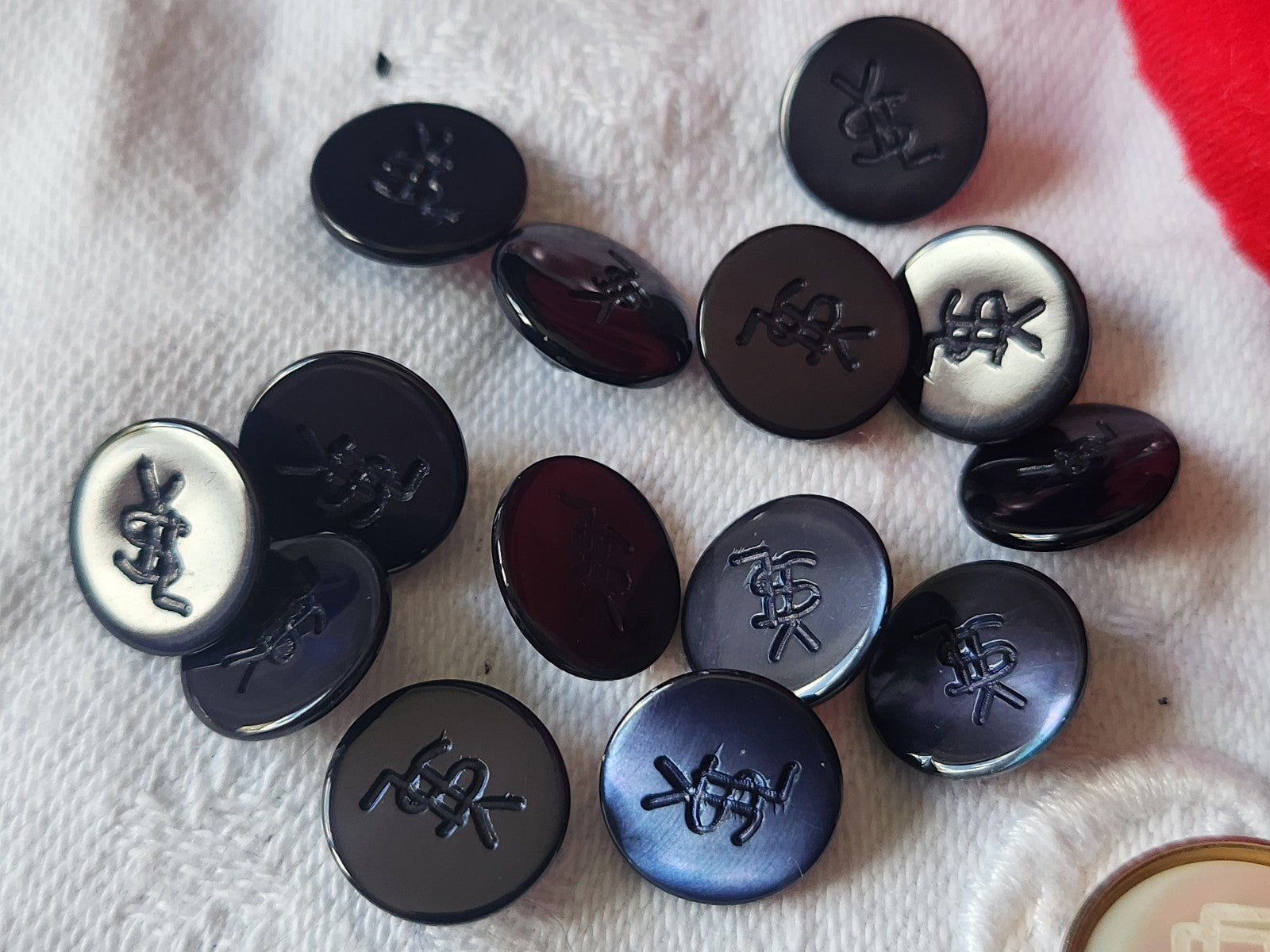 Lot  12  boutons vintage en nacre YSL siglé haute couture 1,1 cm ref 2439