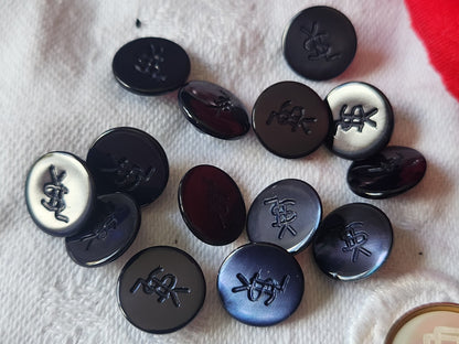 Lot  12  boutons vintage en nacre YSL siglé haute couture 1,1 cm ref 2439