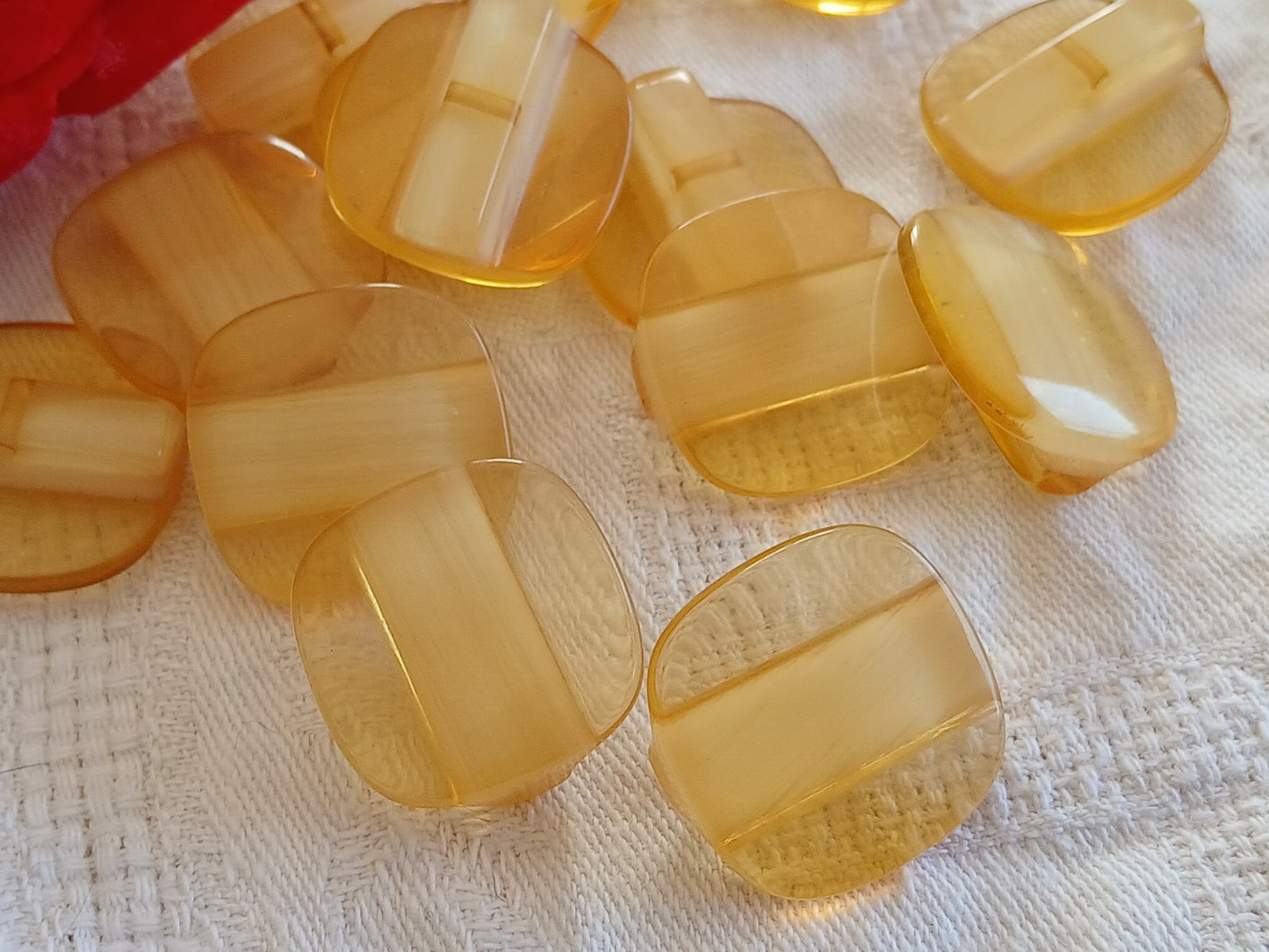 Lot 6  boutons vintage jaune beige à pied carré 2,2 cm ref 6456