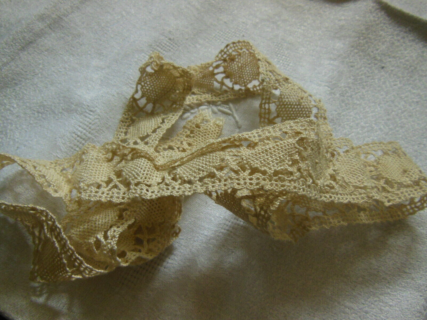 Dentelle large ancienne entre deux petit coupon 90 cm sur 3,2 cm  T1-51