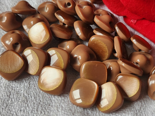 Lot 18 mini  boutons vintage à pied jolis carré marron  1 cm ref 384