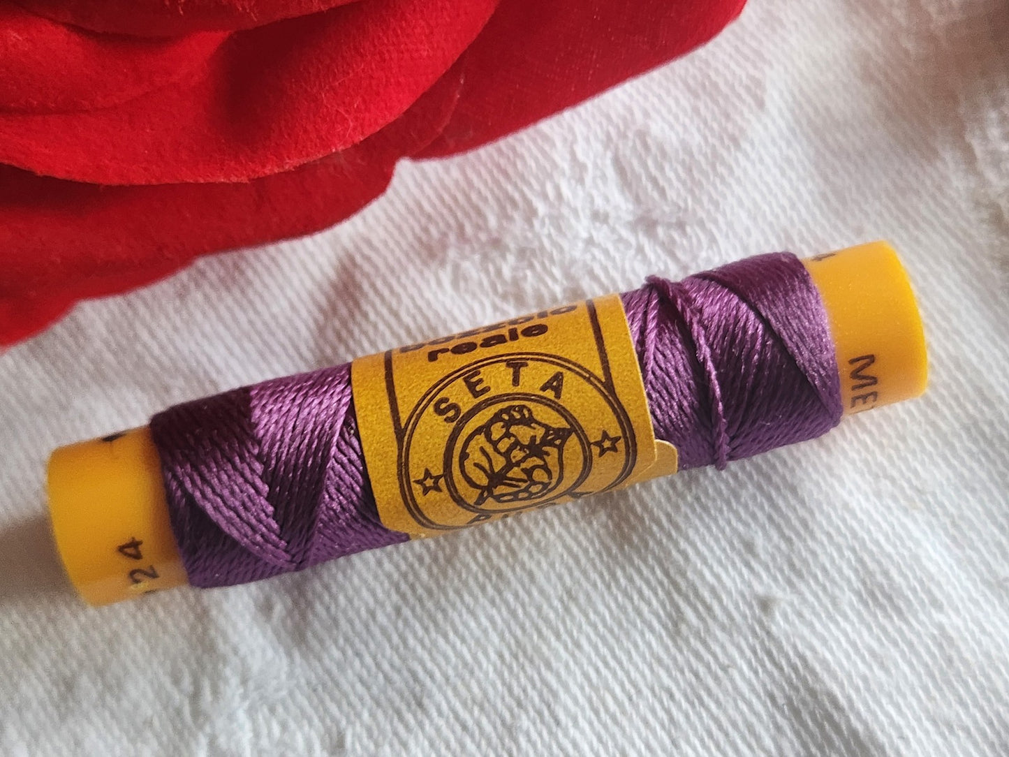 Bobine ancienne pur fil de soie vintage violet broderie n°220 T5