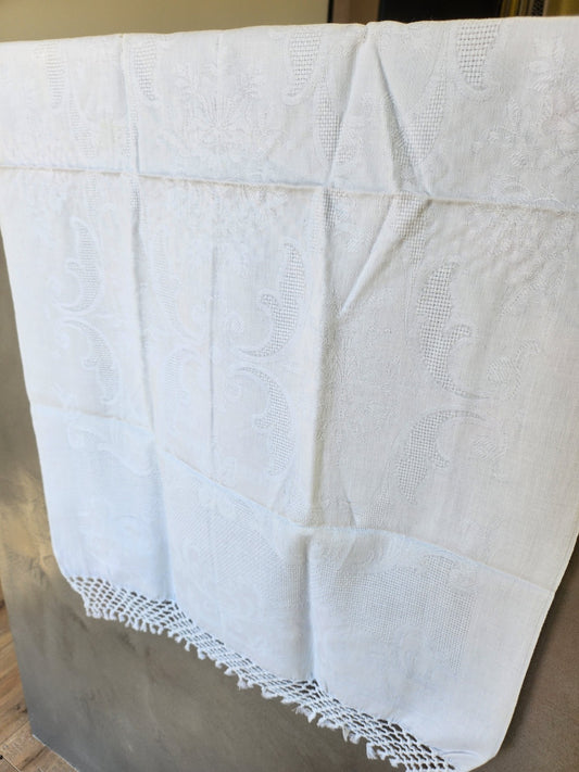 Ancien cache torchon ou serviette frangée blanc damassée B6