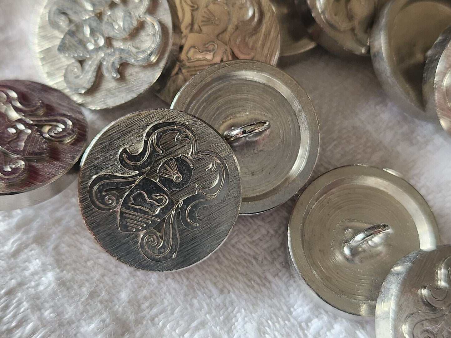 Lot 6 boutons vintage en métal argenté chevalier blason lourd 1,6 cm ref 4749