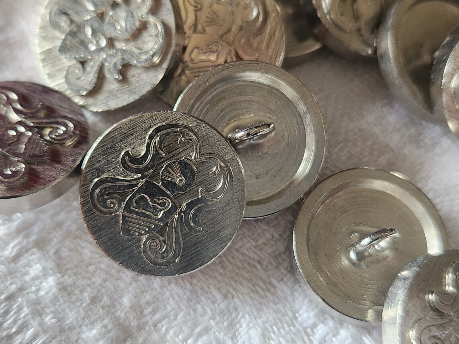 Lot 6 boutons vintage en métal argenté chevalier blason lourd 1,6 cm ref 4749