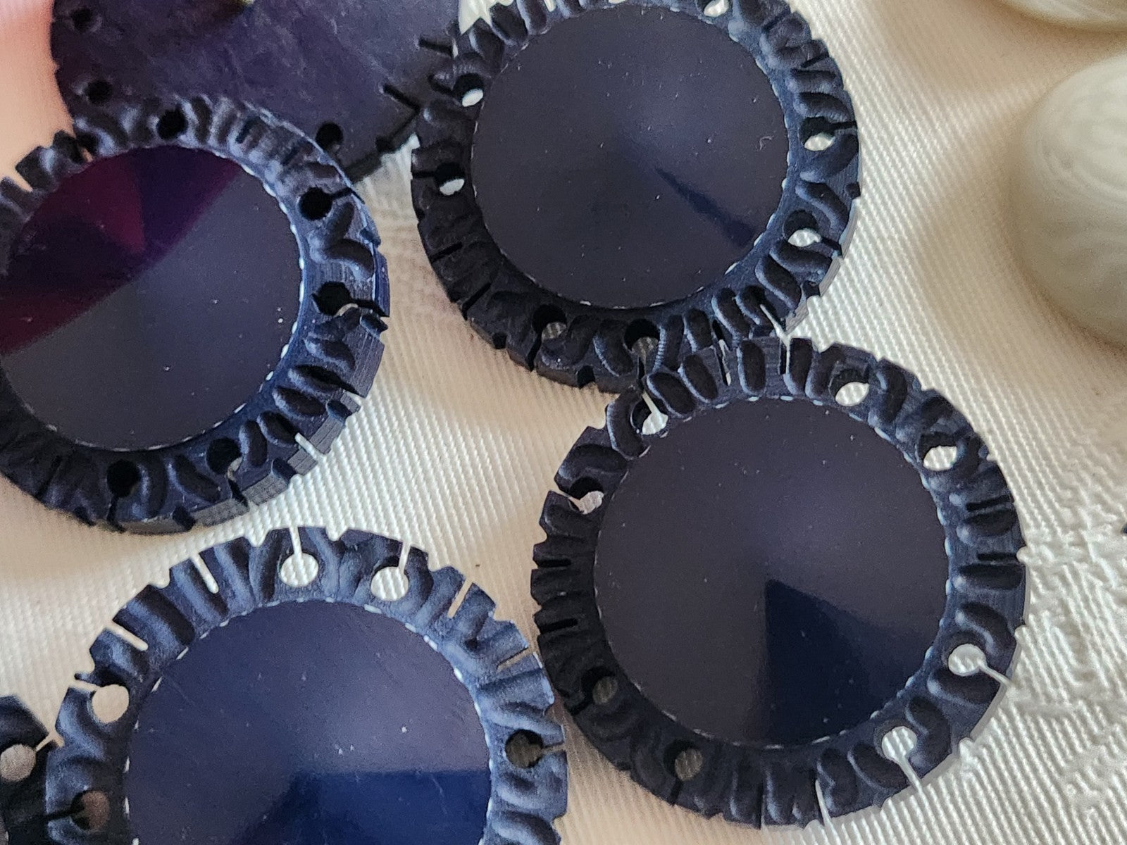 Lot 6 boutons anciens gros bleu dentellé pied laiton 2,8 cm ref 6384