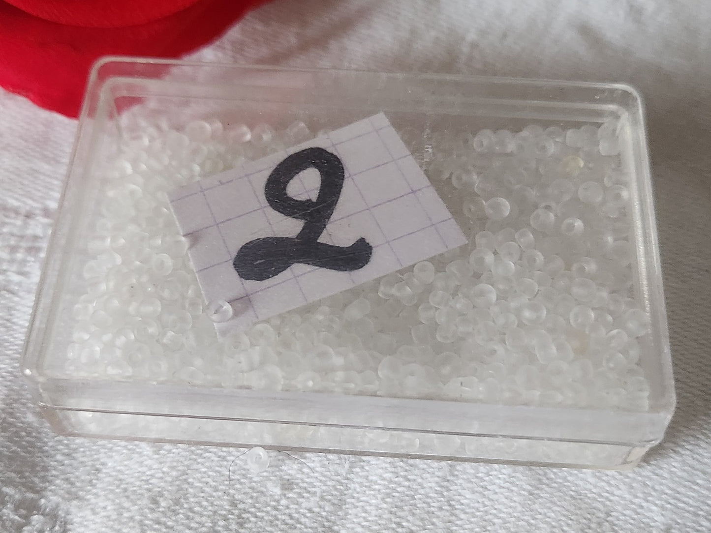 Lot environ 23 grammes de perles de rocaille transparente opaque mat n°2
