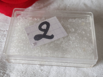 Lot environ 23 grammes de perles de rocaille transparente opaque mat n°2