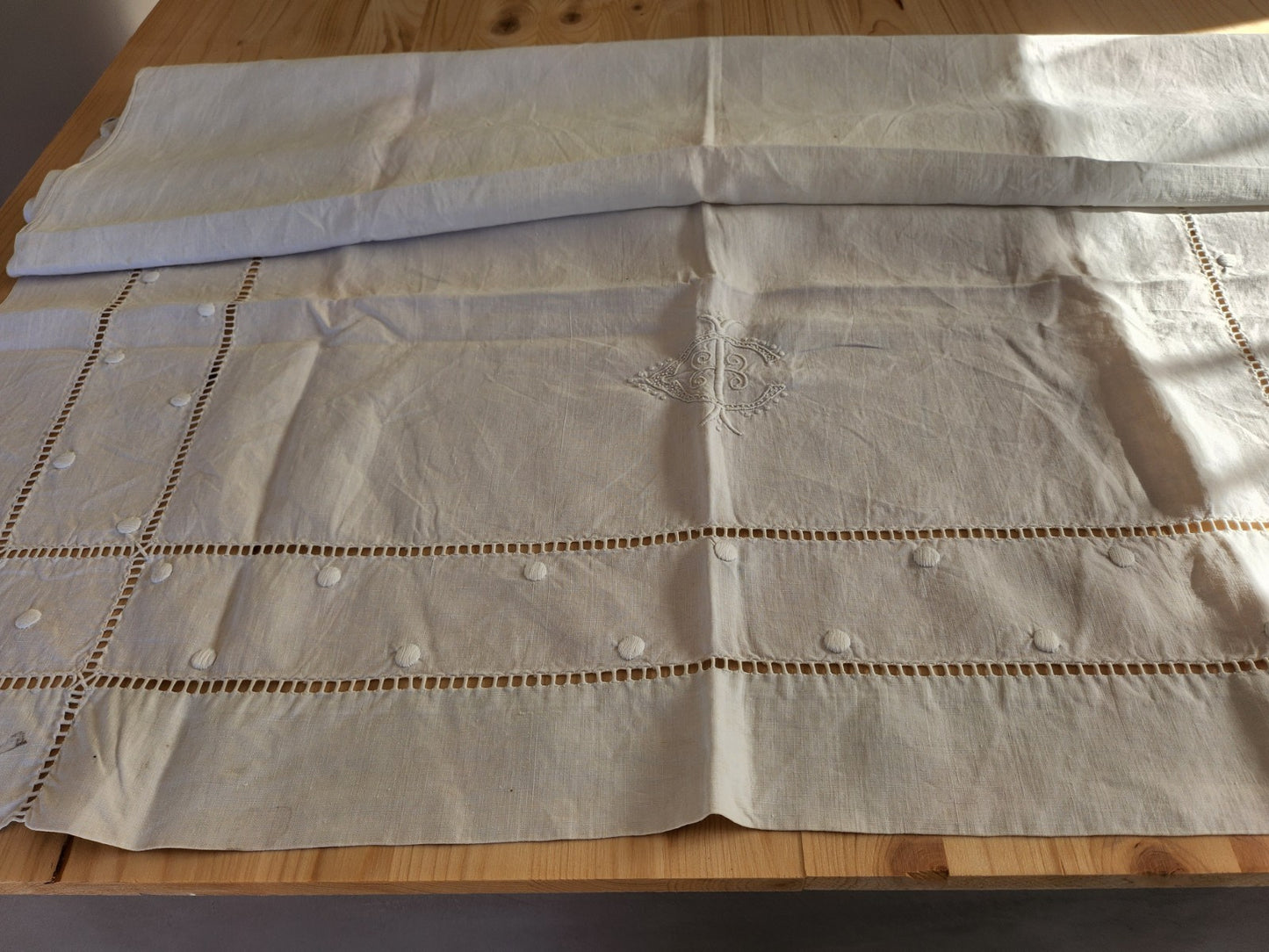 Ancien petit drap broderie incrustation lin monogramme CI enfant  B6