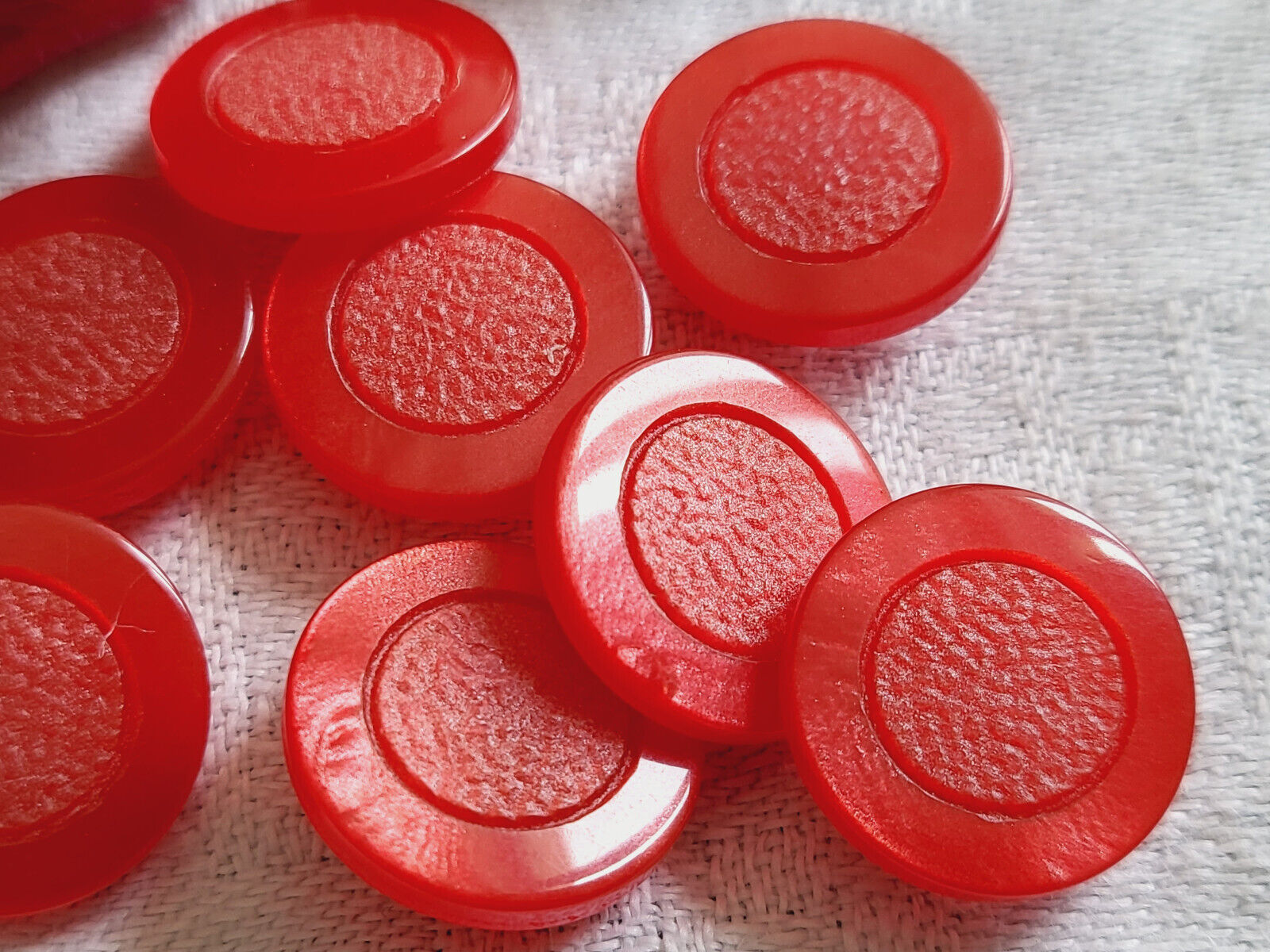 Lot 8 boutons vintage rouge cœur mat pourtour nacré petit pied  1,4 cm ref 5503