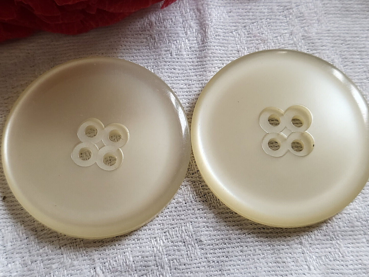 Duo gros boutons vintage blanc effet iminacre diamètre 3,6 cm ref 2617