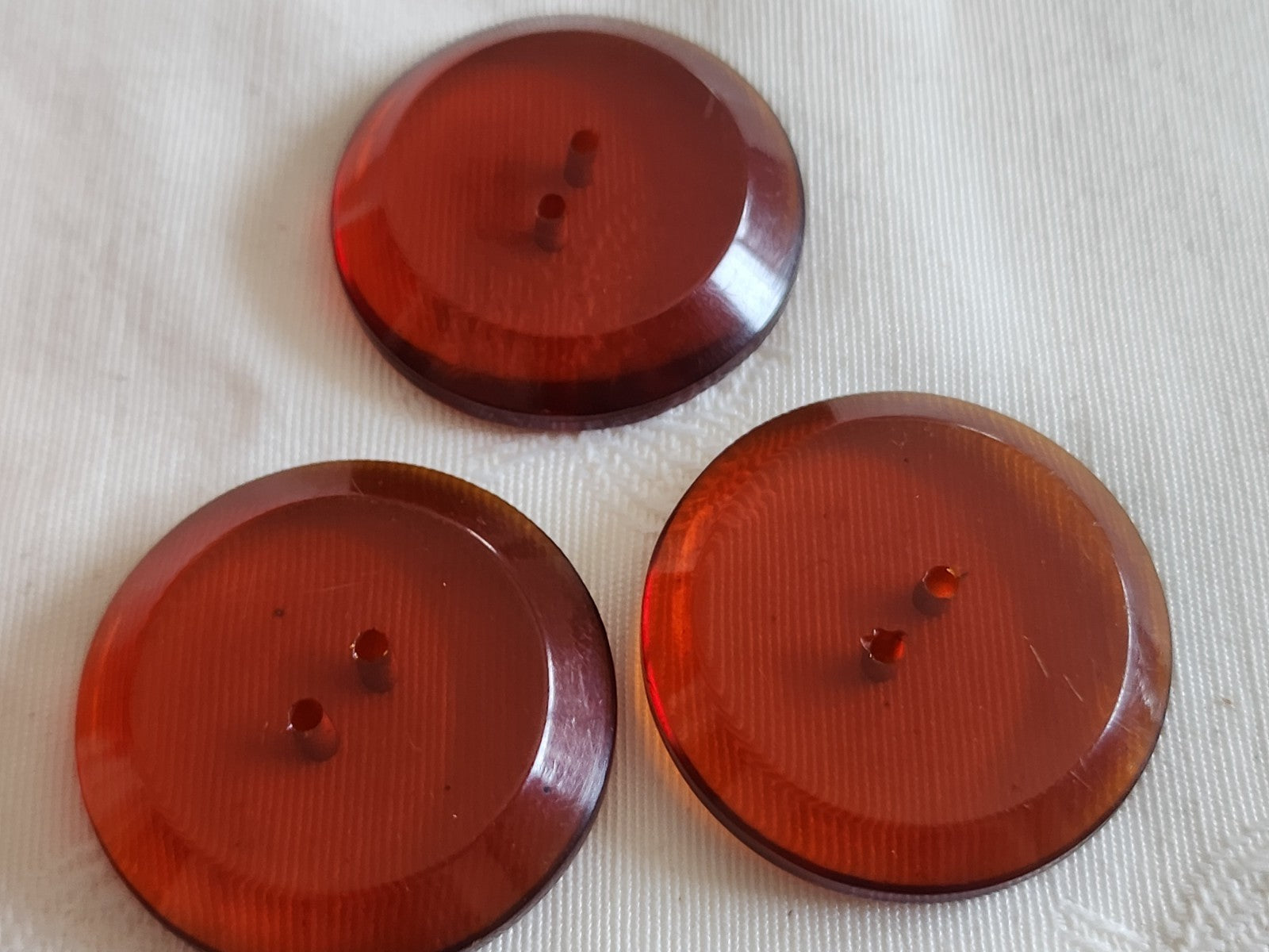 Trio gros boutons anciens ambrés ambrolite trous 3,4 cm ref 6381