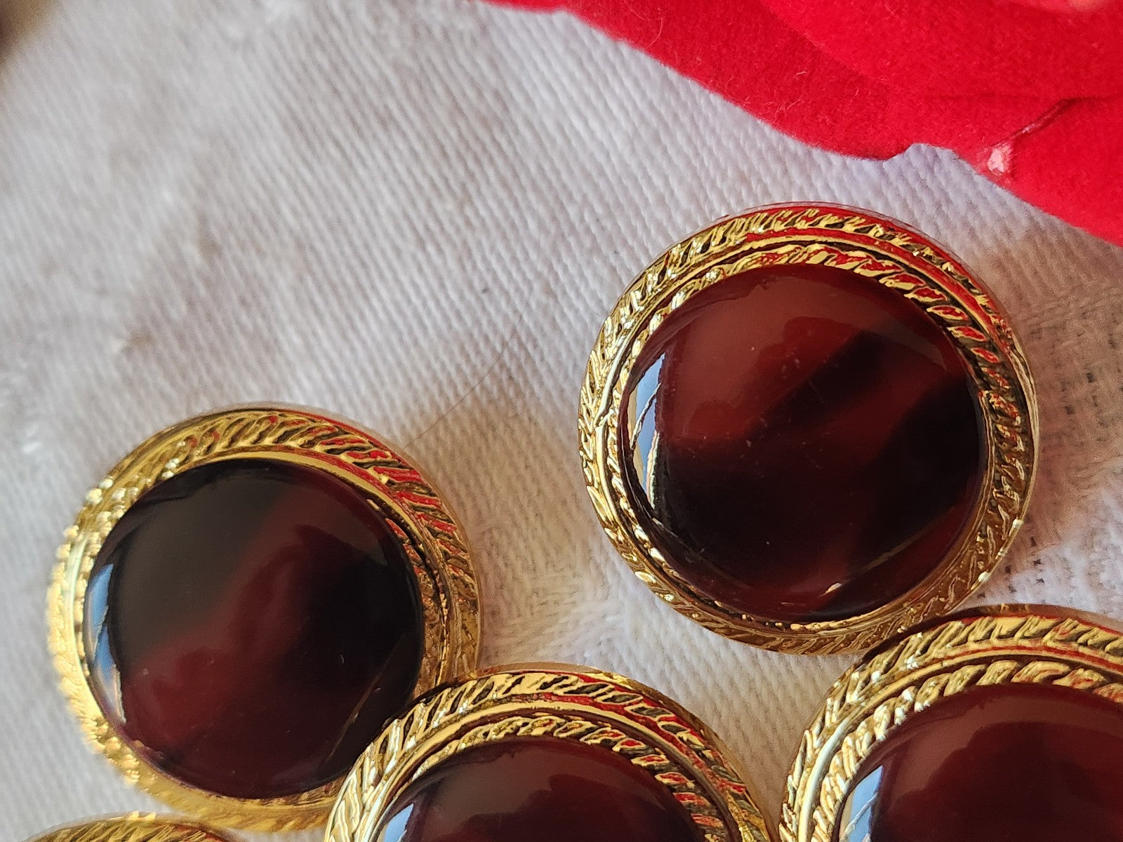 Lot 5 gros boutons vintage rouge doré acryllique pied 2,5 cm ref 5034