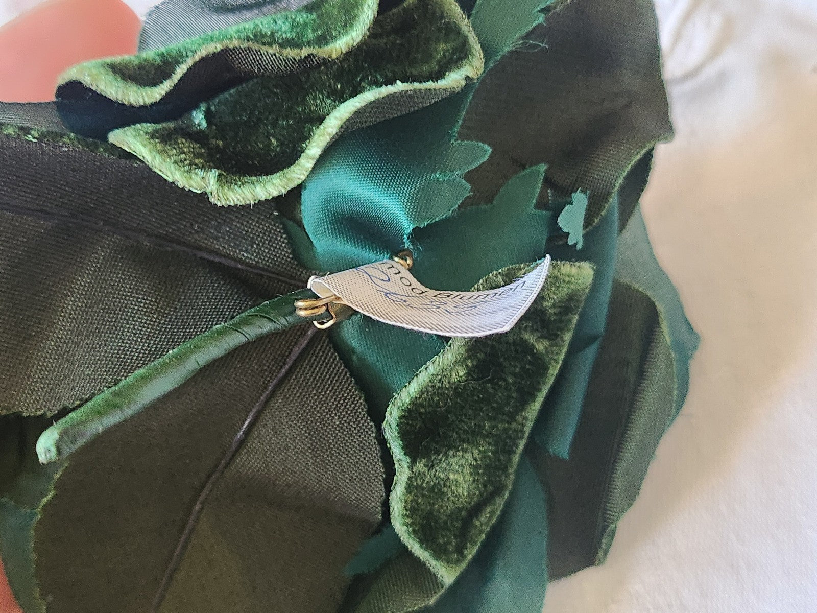 Grosse fleur ancienne vert  montée sur broche velours 11,5 cm  T0-17