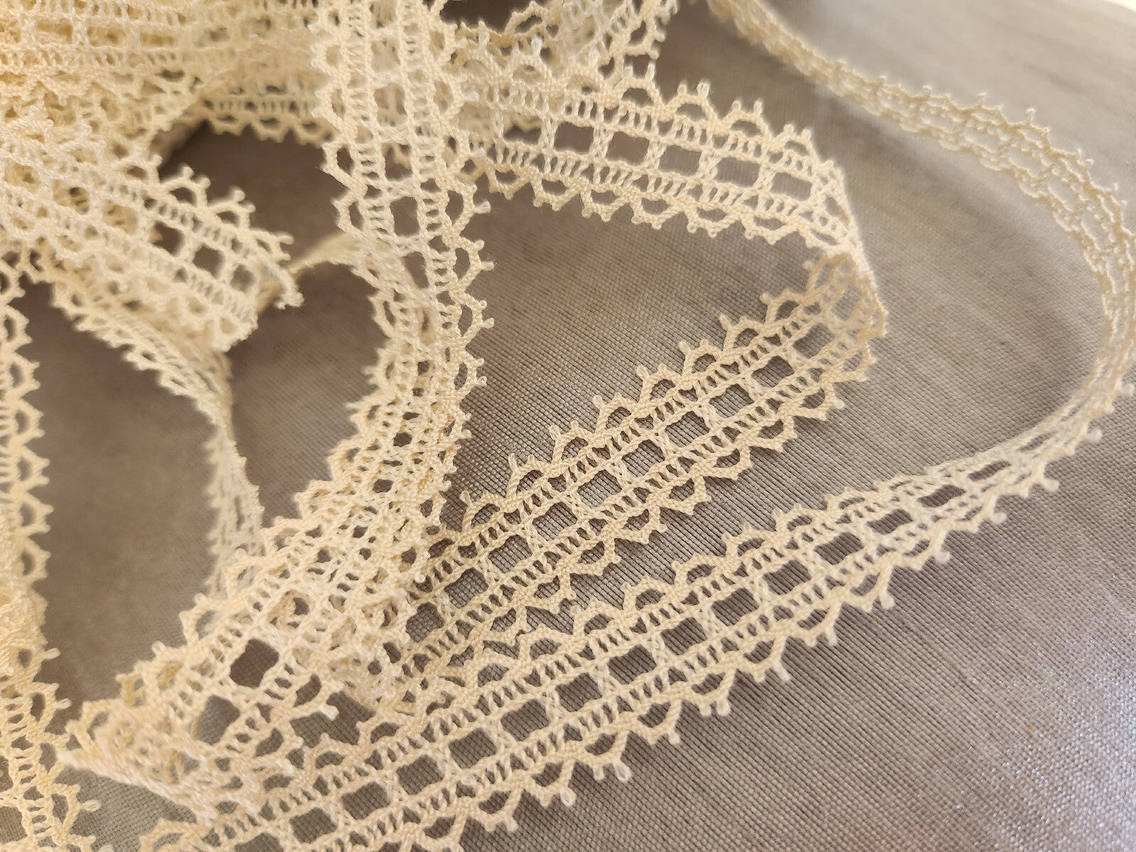 Dentelle vintage légèrement écrue 5 mètres sur 1,3 cm A2