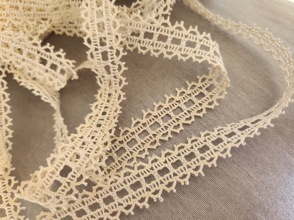 Dentelle vintage légèrement écrue 5 mètres sur 1,3 cm A2
