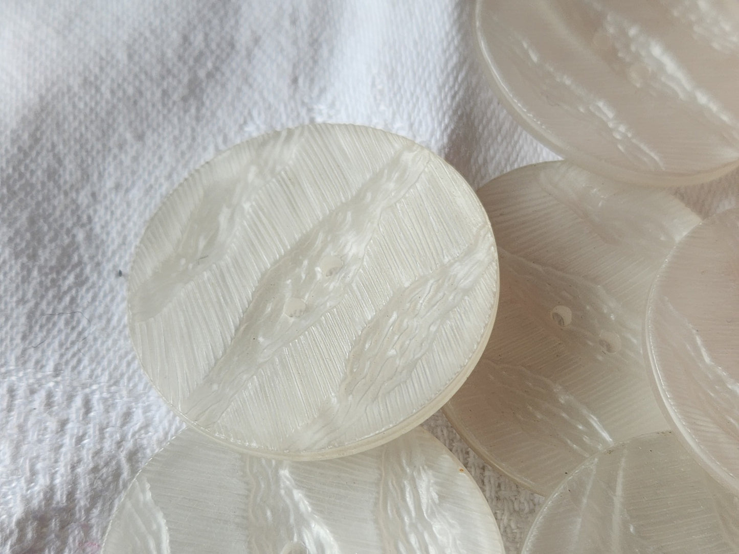 Lot 6 très gros boutons vintage effet  blanc texturé mat 3,5 cm ref 3560