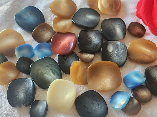 Lot 33 boutons vintage panaché mm modéle pied 1,5 à 2,6 cm ref 6171