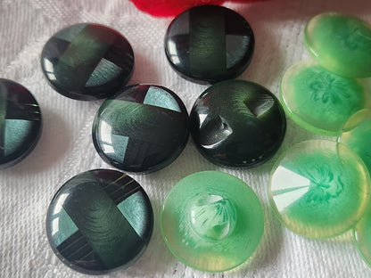 Lot 14 boutons vintage vert deux series pied 1,7 cm ref 5243