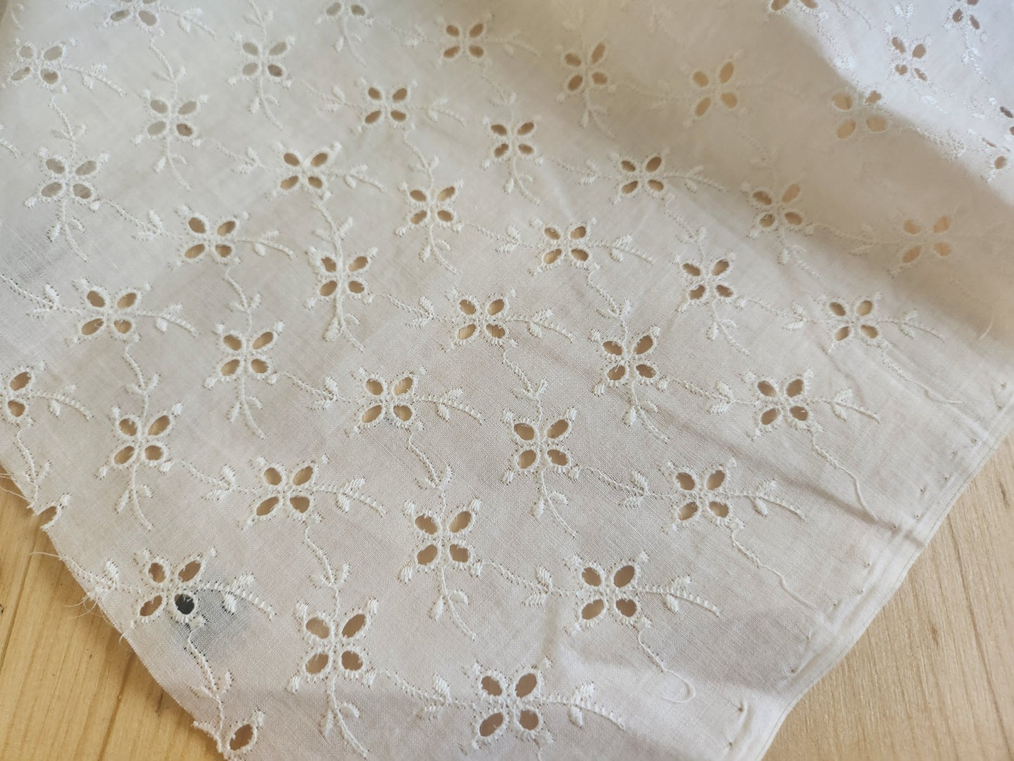 Ancien coupon de tissu vintage blanc ajouré au mini: 58 sur 131 cm B5