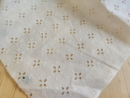 Ancien coupon de tissu vintage blanc ajouré au mini: 58 sur 131 cm B5