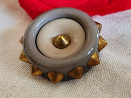 Gros bouton ancien vintage avec pourtour pique gris  3,9 cm ref 6567